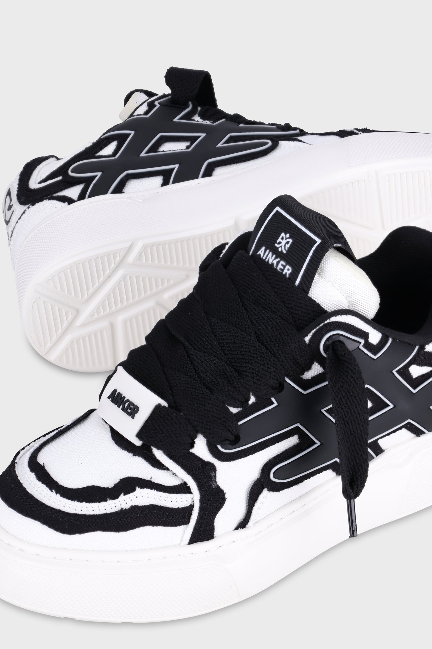 Backdoor Canvas White Black