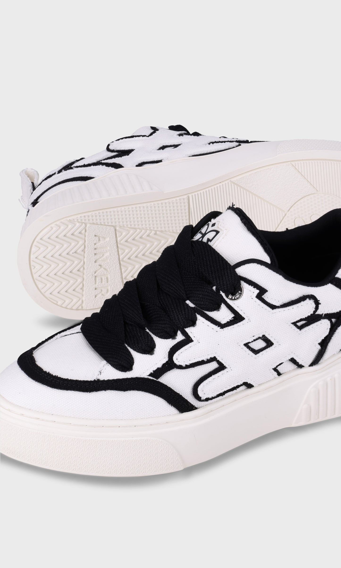 Star Line Canvas White Black