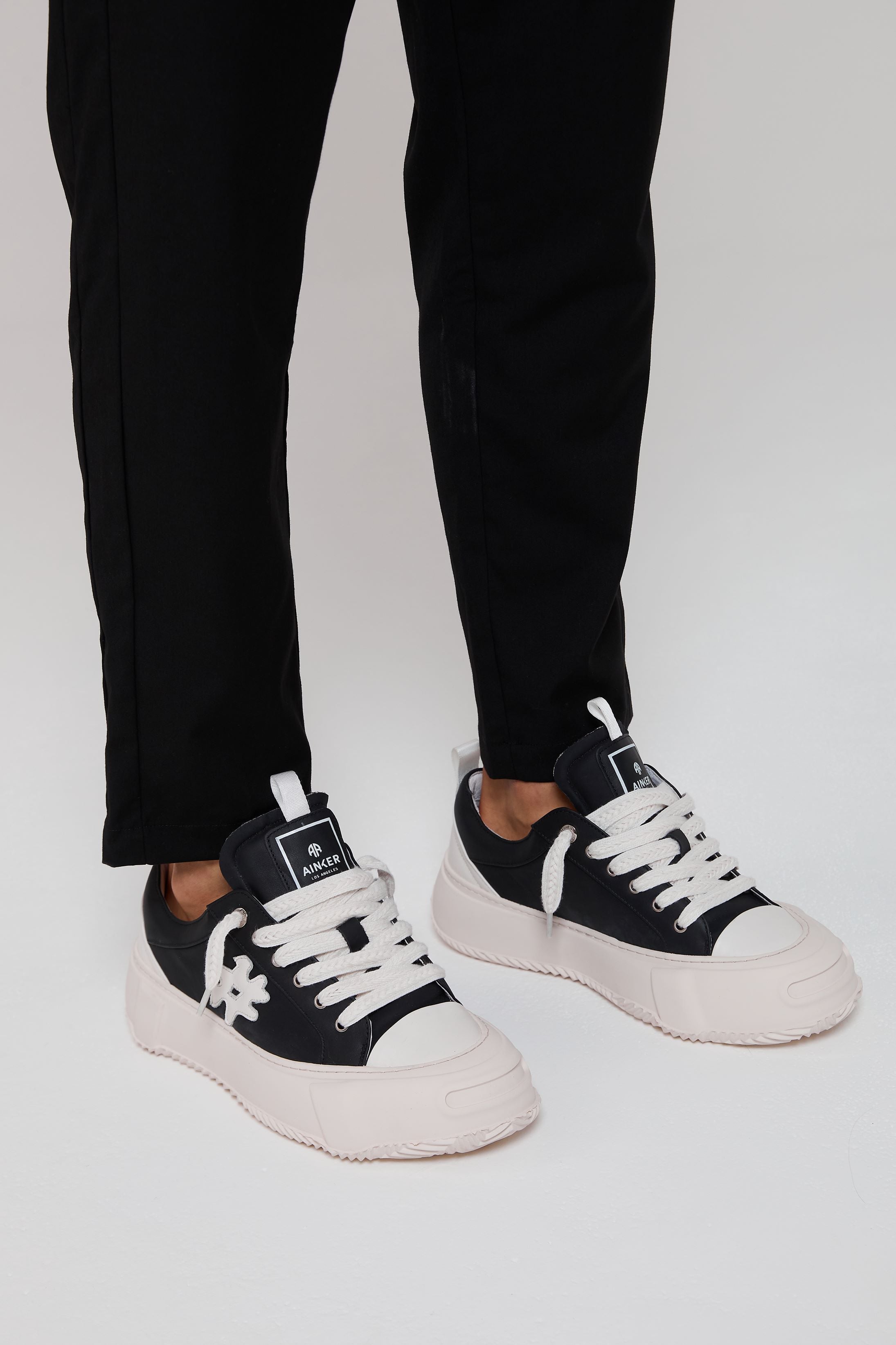 ROUNDBALL BLACK WHITE SNEAKERS