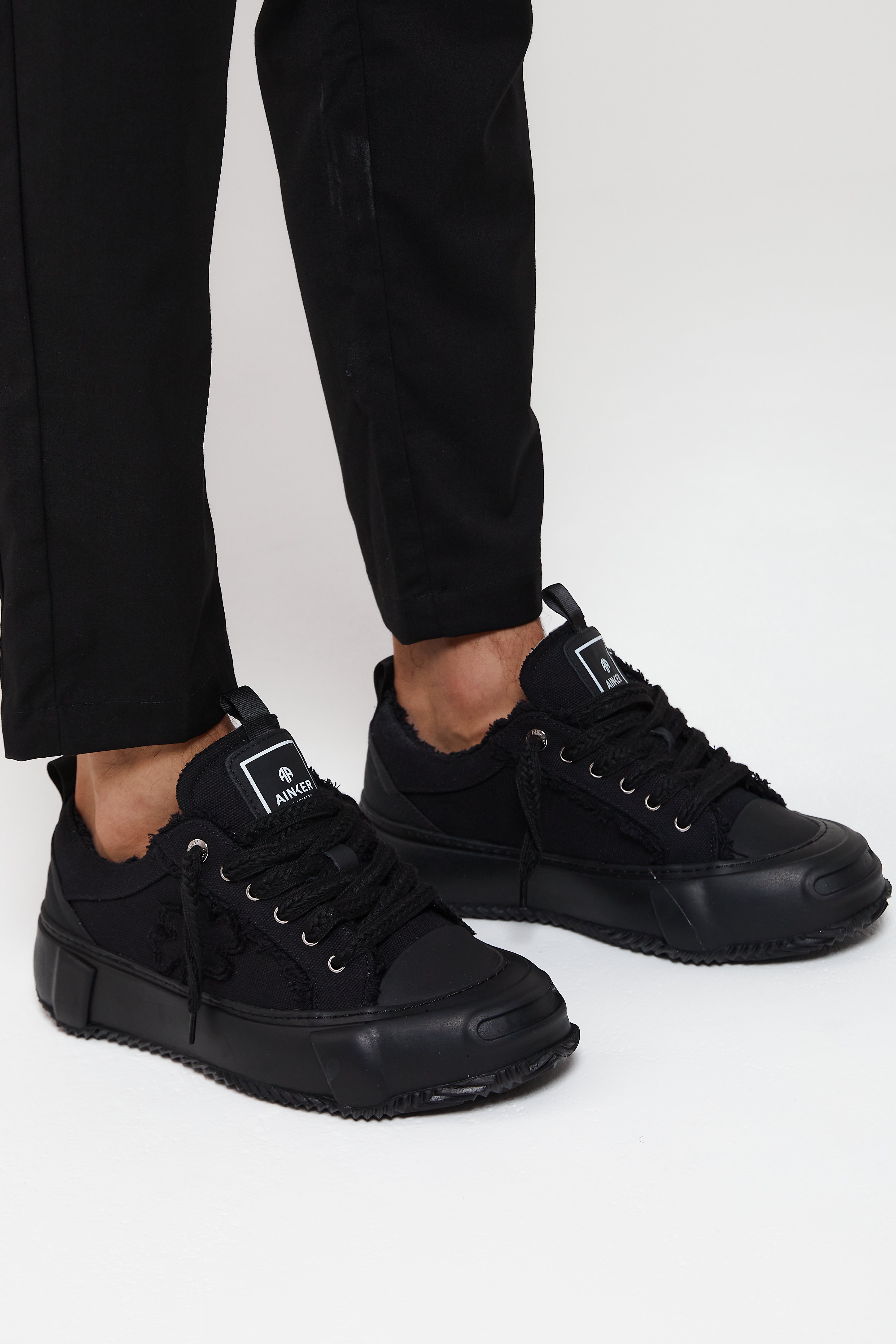 ROUNDBALL BLACK SNEAKERS