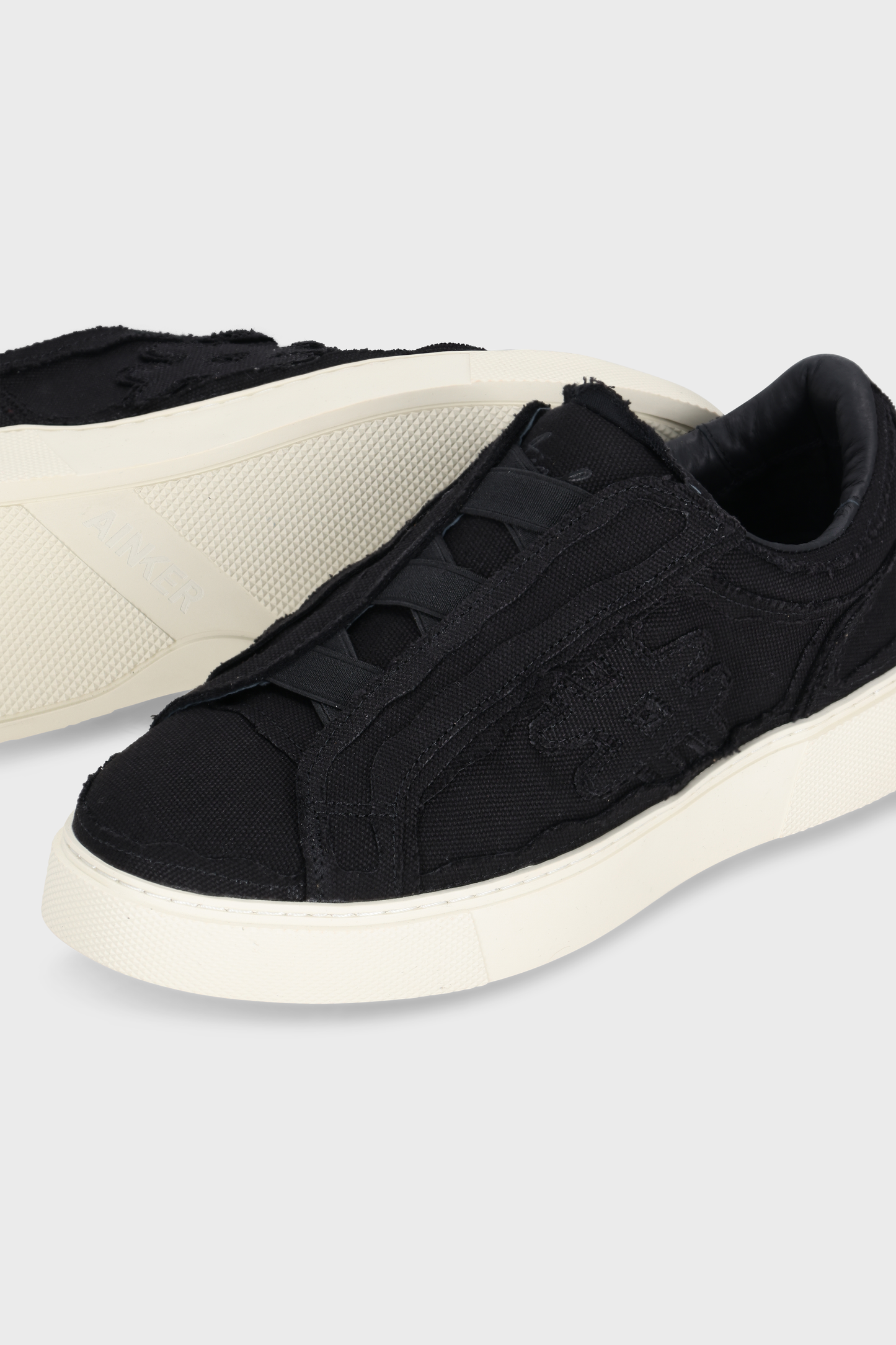 Pivot Cross Black