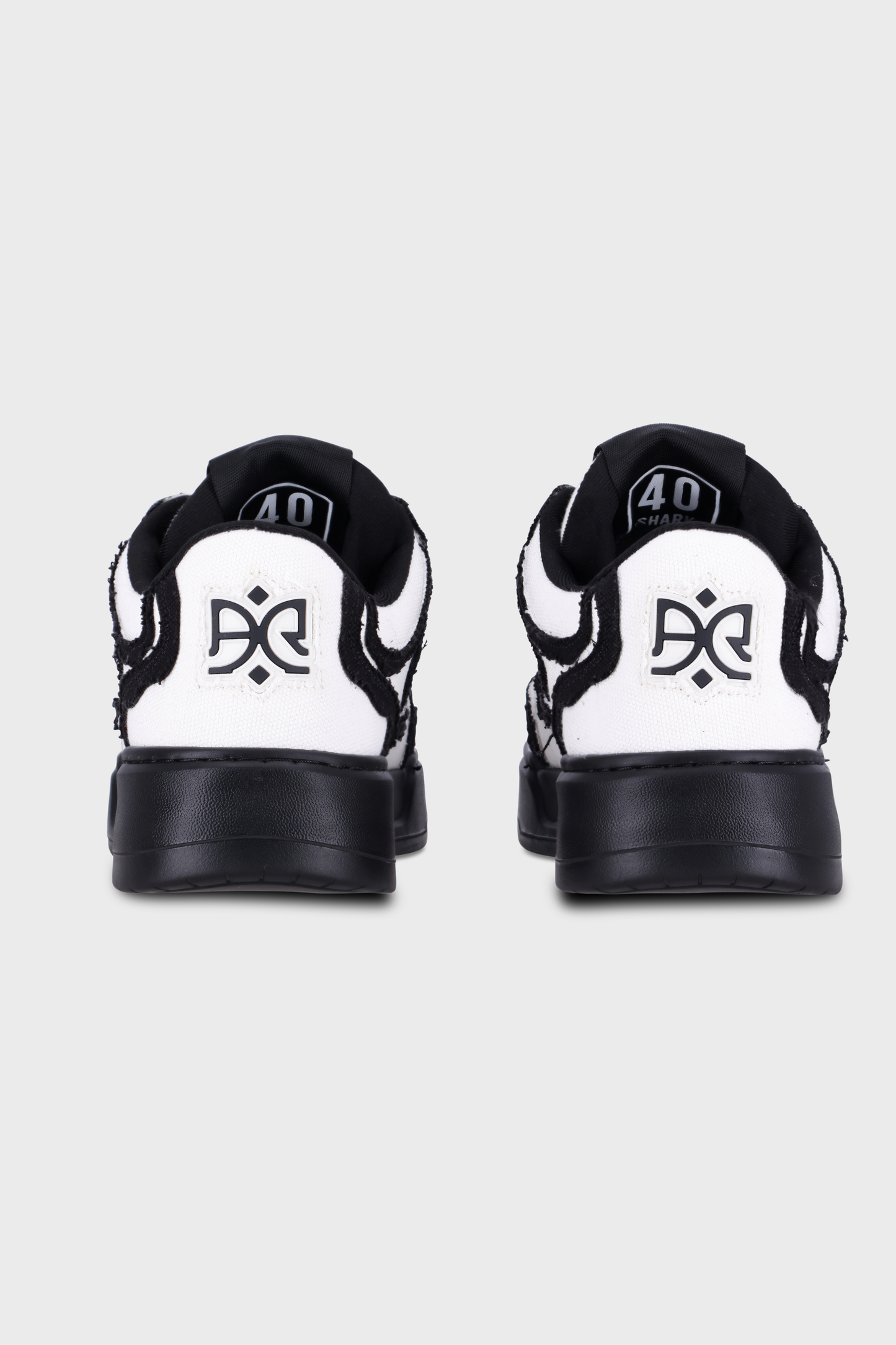 Shark Canvas White/Black