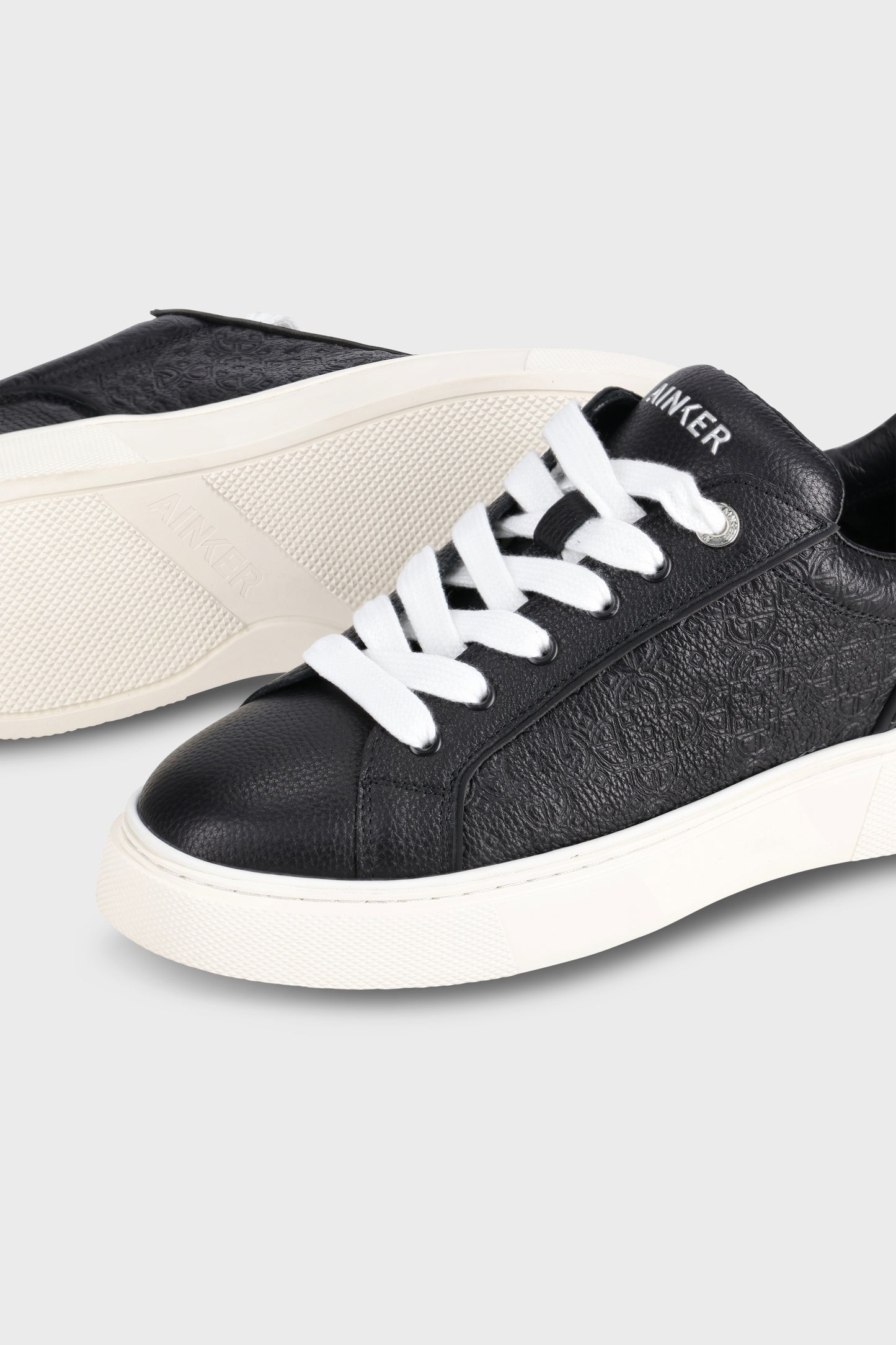 Pivot White/Black Leather