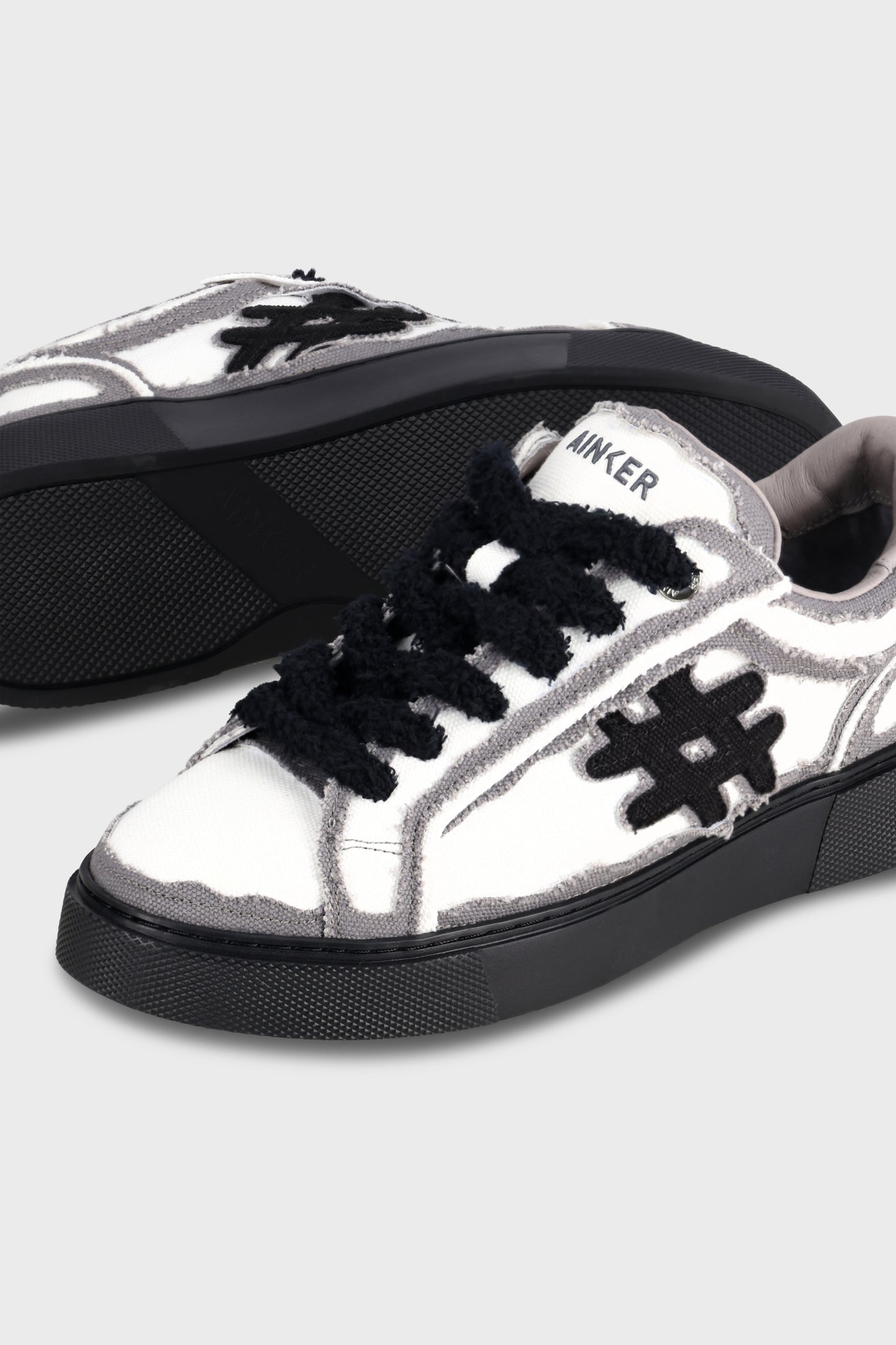 Pivot White/Black Canvas
