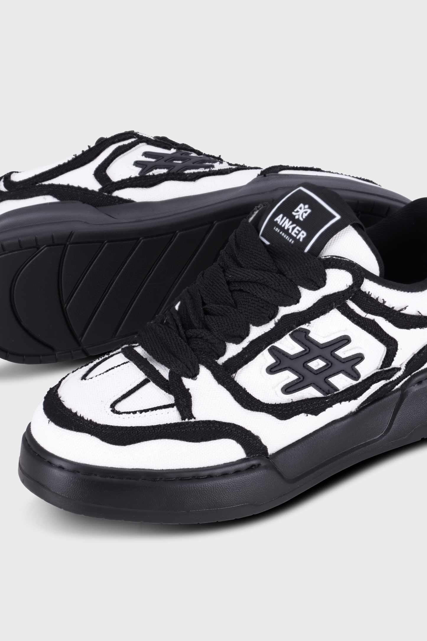 Shark Canvas White/Black