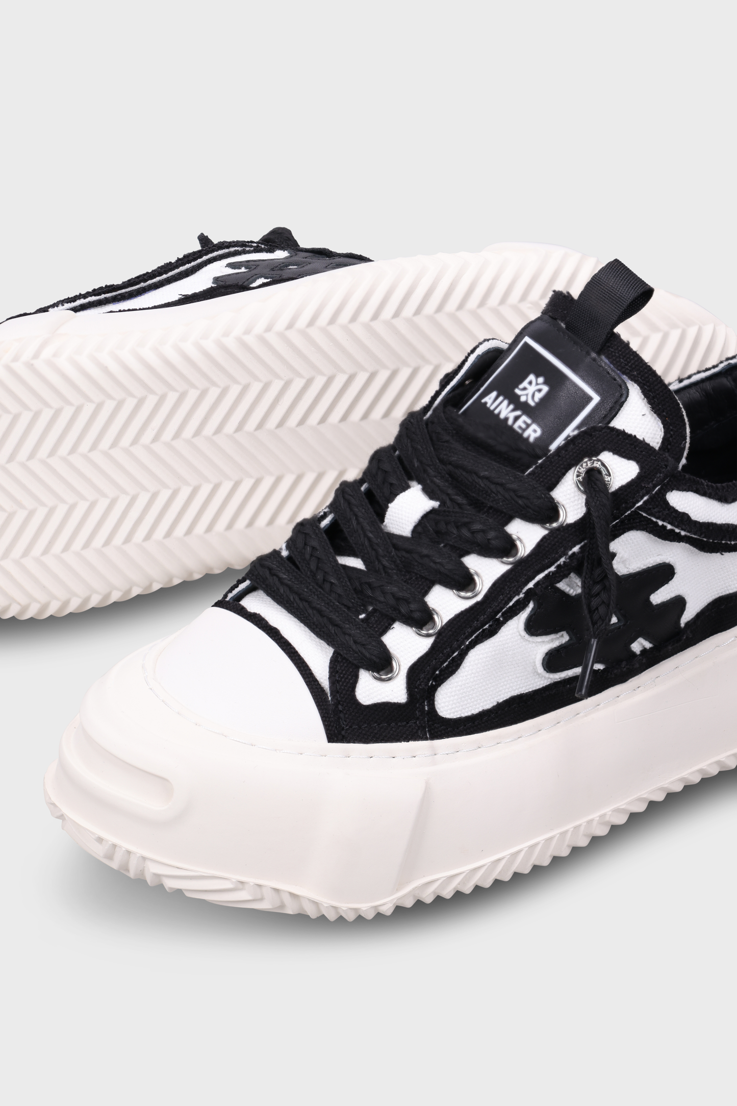 Round Ball Canvas White/Black