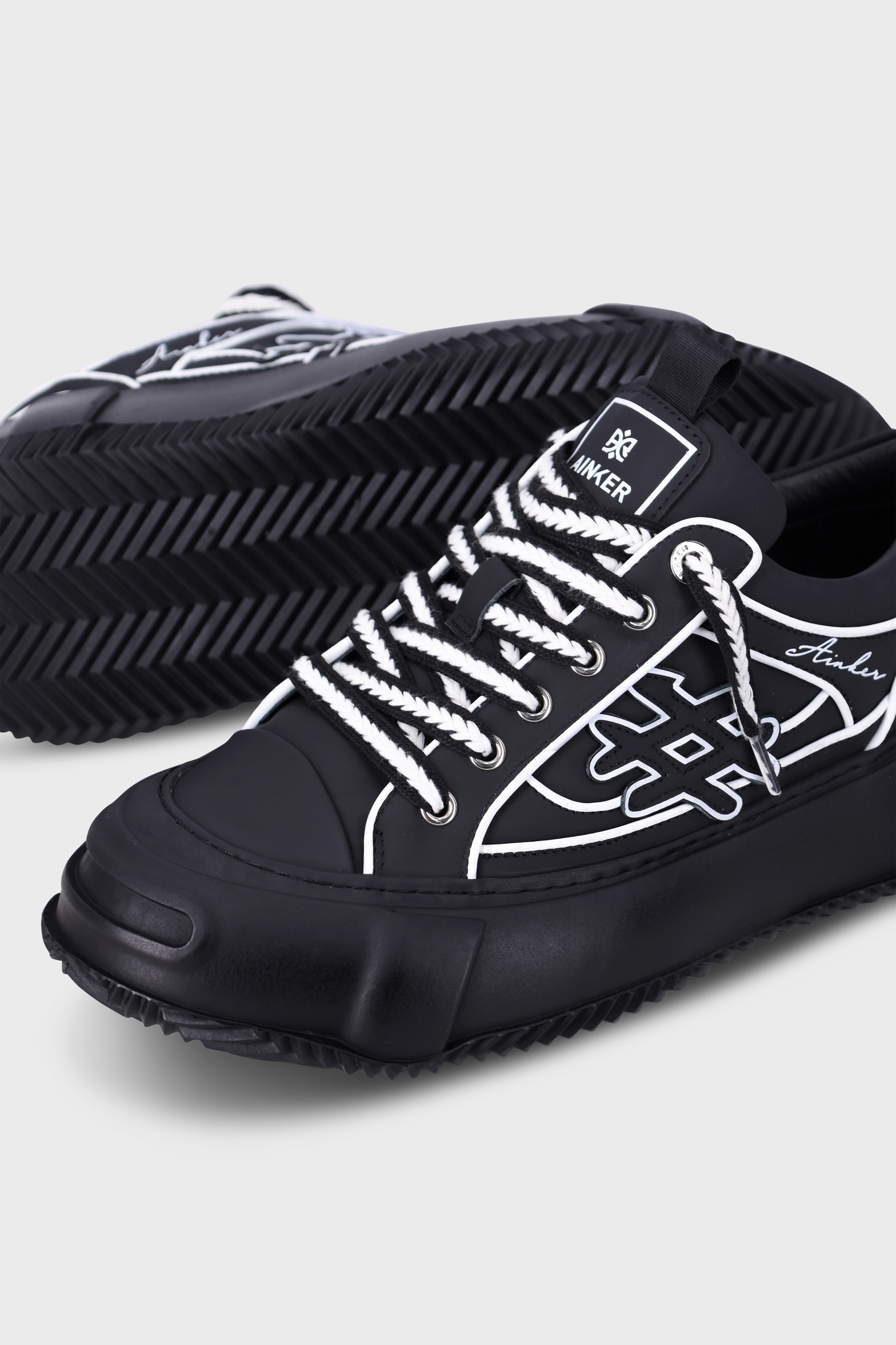 Round Ball Leather Black/White