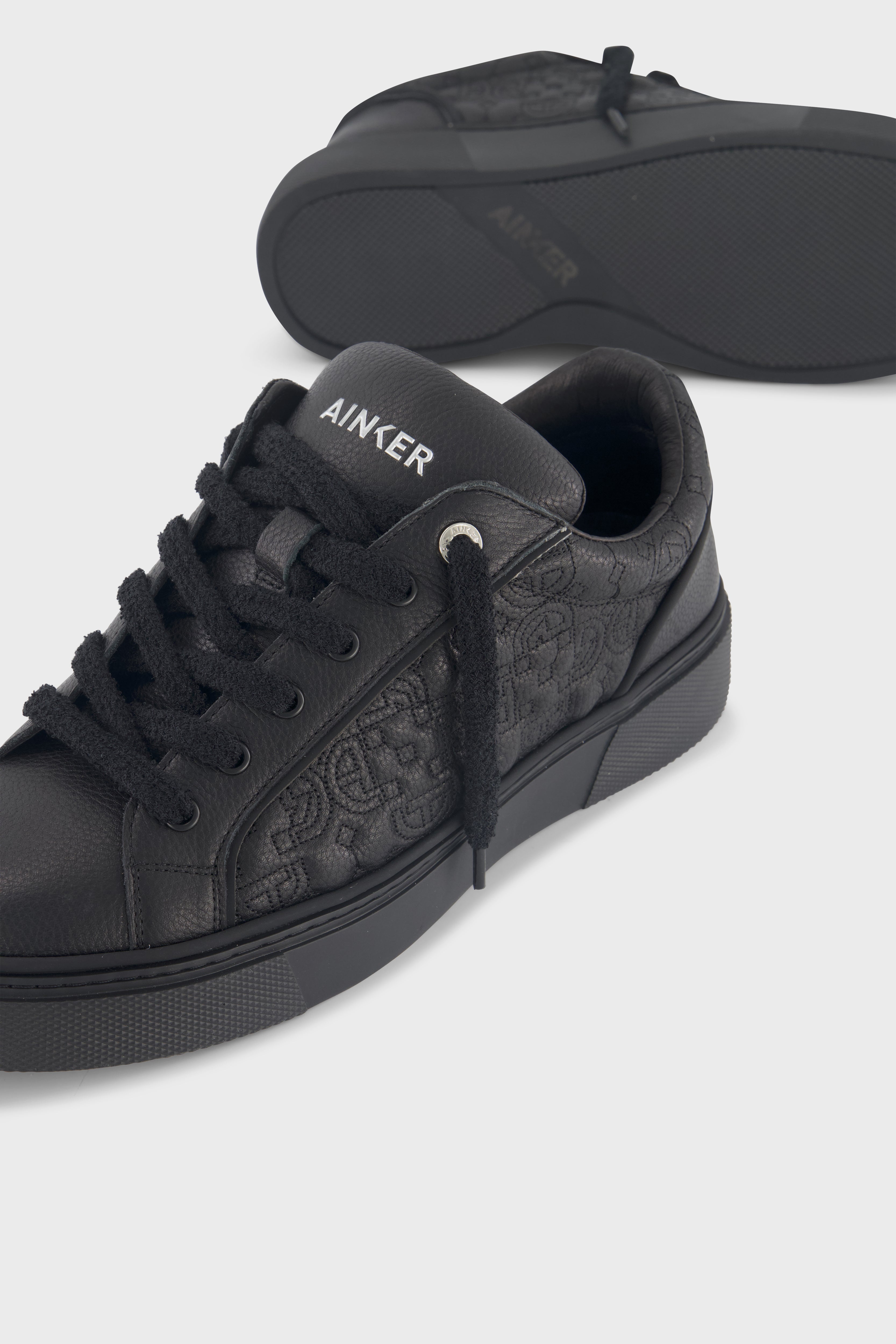 Pivot Black Leather