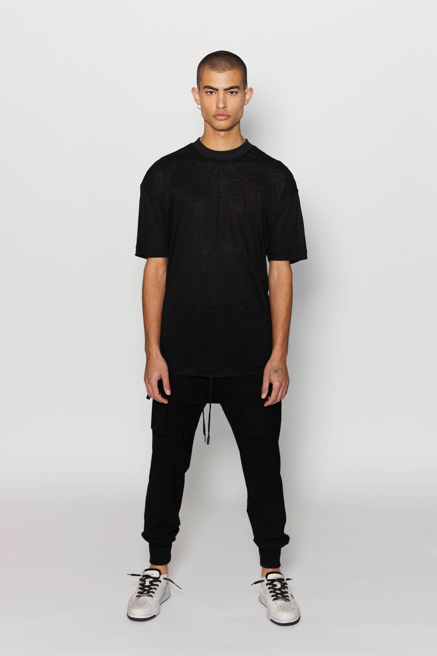 Black Linen 225 T-SHIRT לא