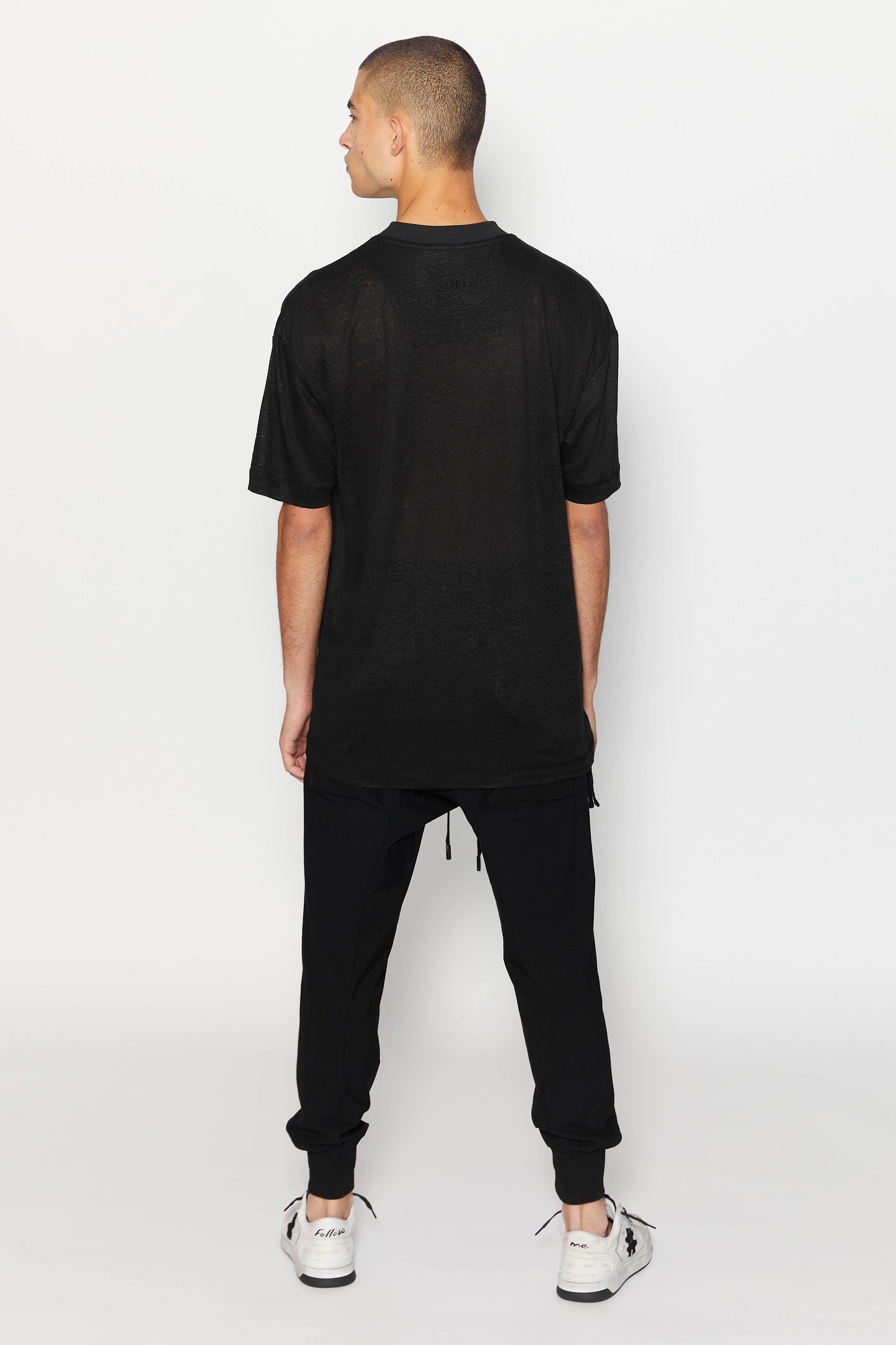 Black Linen 225 T-SHIRT לא